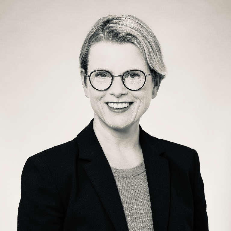 Portraitbild Tanja Mettler mit Hund